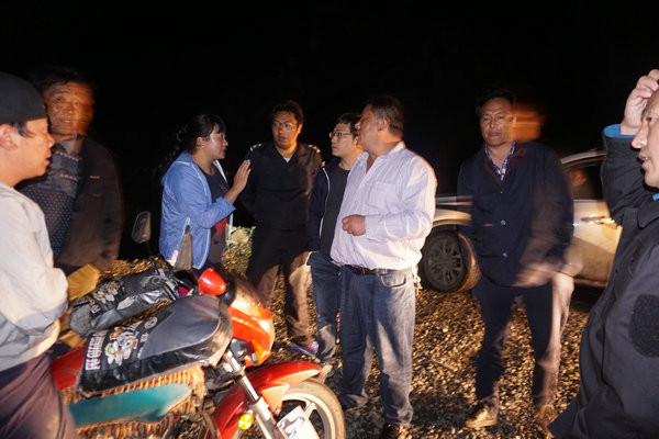 連夜到現(xiàn)場進(jìn)行災(zāi)情調(diào)查指導(dǎo)救災(zāi)工作.JPG